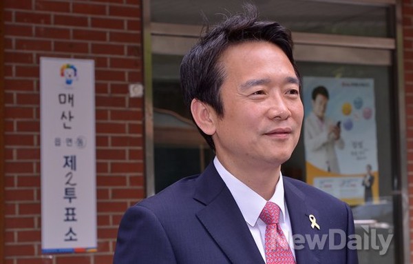 ▲ 새누리당 남경필 경기도지사 후보가 4일 오전 투표를 마치고 홀가분한 표정을 짓고 있다. ⓒ이미화 기자