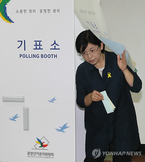 ▲ 내란음모 혐의를 받고 있는 통진당 이정희 대표가 4일 경기 과천시 과천동회관 과천동 제1투표소에서 투표하고 있다. ⓒ연합뉴스