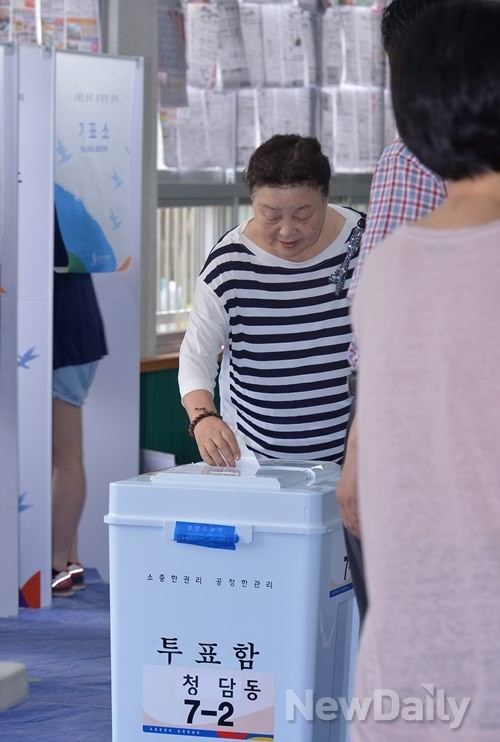 ▲ 투표하는 배우 강부자 ⓒ뉴데일리 DB