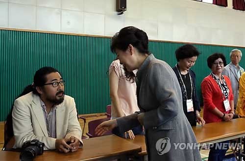 ▲ 자리에 앉아 박근혜 대통령의 악수를 거절하는 김한울 노동당 종로중구 당원협의회 사무국장 ⓒ연합뉴스. 무단전재 및 재배포 금지.