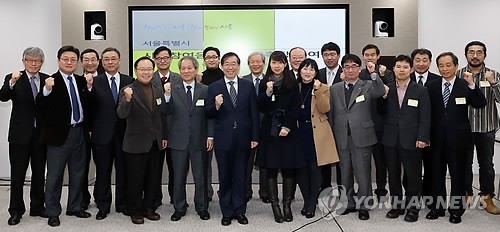 ▲ 김한울 노동당 종로-중구 당협위원회 사무국장(맨 오른쪽)이 지난 1월 박원순 당시 서울시장(가운데)으로부터 시민참여 옴부즈만으로 임명됐다.  ⓒ 연합뉴스