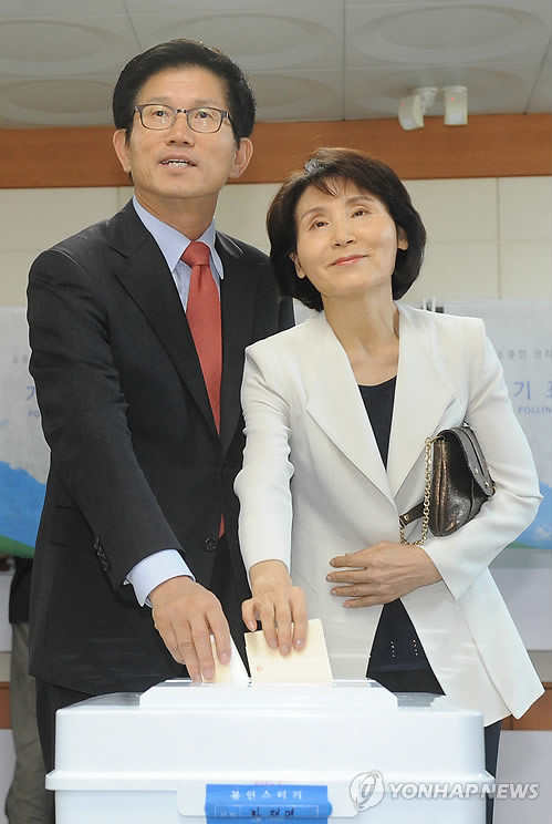 ▲ 제6회 전국동시지방선거일인 4일 오전 경기도 수원시 팔달구 인천경기지방병무청에 마련된 화서1동 제3투표소에서 김문수 경기지사와 부인 설난영씨가 소중한 한표의 권리를 행사하고 있다. ⓒ연합뉴스