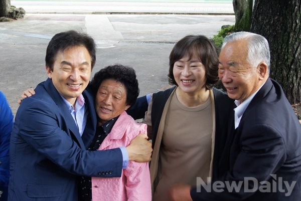 ▲ 4일 오전 서귀포시 중문초등학교 제1투표소에서 투표를 마친 새누리당 원희룡 경기도지사 후보가 부인 강윤형 여사(오른쪽 두번째)와 함께 부모님과 포옹하고 있다. ⓒ뉴데일리=유경표 기자