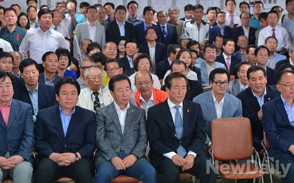 ▲ 6.4지방선거가 치러진 4일 오후 정몽준 후보가 캠프에서 개표방송을 지켜보고 있다. ⓒ 정상윤 기자