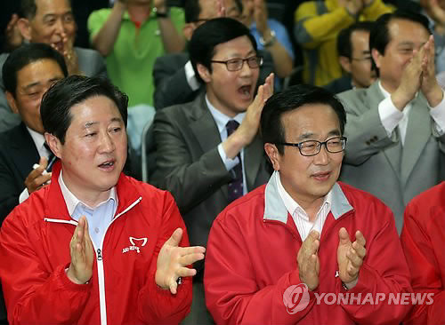 ▲ 서병수 부산시장 후보(가운데)를 비롯한 새누리당 인사들이 4일 오후 6시 부산시 사하구 하단동 후보 캠프에서 방송사의 출구조사결과가 나오자 박수를 치고 있다. ⓒ 연합뉴스