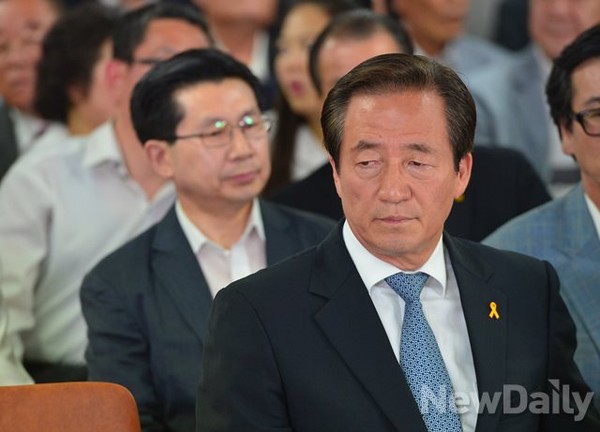 ▲ 정몽준 새누리당 서울시장 후보가 4일 자신없는 얼굴로 출구조사 결과를 지켜보고 있다. ⓒ 뉴데일리 정상윤 기자