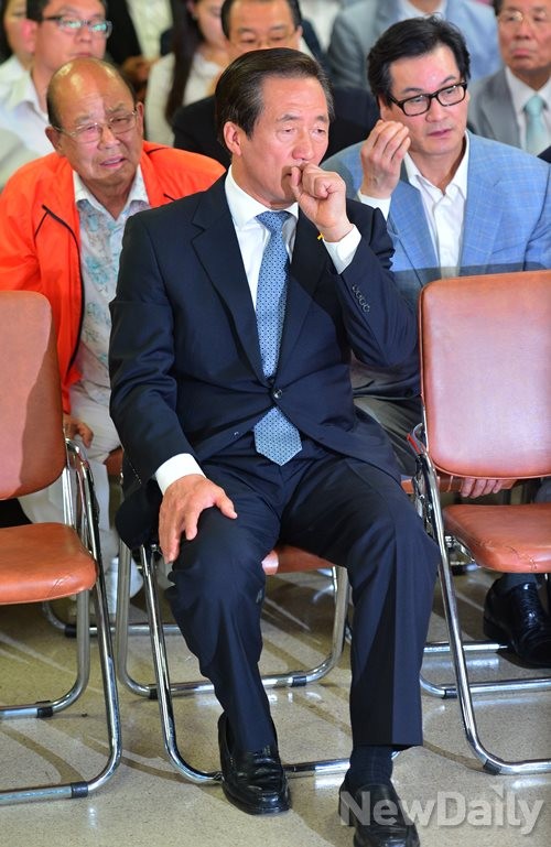 ▲ 정몽준 새누리당 서울시장 후보가 4일 출구조사 결과에서 새정치민주연합 박원순 후보에게 지는 것으로 나오자 주위에서 안타까운 표정을 하고 있다. ⓒ 뉴데일리 정상윤 기자