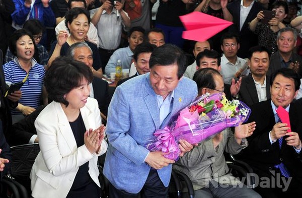 ▲ 유정복 후보가 6.4지방선거 인천시장 당선 소식에 주위에 고마움을 전하고 있다. ⓒ 이종현 기자