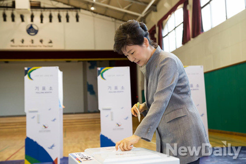 박근혜 대통령이 4일 오전 청와대 인근 청운동의 한 투표장에서 참정권을 행사하고 있다. ⓒ 뉴데일리
