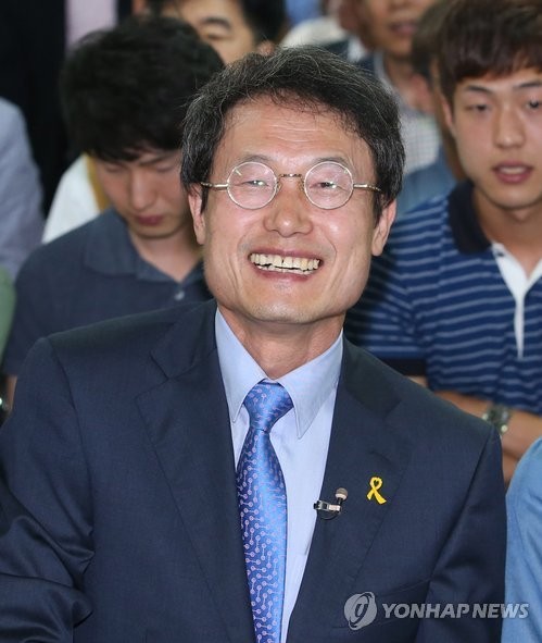 ▲ 4일 치러진 교육감 선거 결과, 경북, 울산 등을 제외한 전국 대부분의 지역에서 속칭 진보단일후보들이 대거 당선되면서 [전교조]의 좌편향 교육이 전국적으로 확대될 것이란 우려가 깊어지고 있다. 서울의 조희연 교육감 당선인이 4일 저녁 출구조사 결과를 지켜보면서 환하게 웃고 있다.ⓒ 연합뉴스