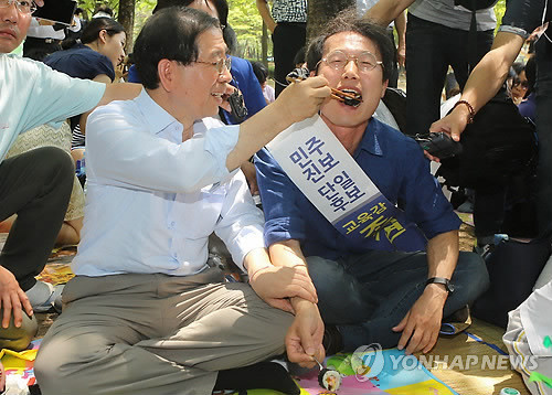 ▲ 박원순 새정치민주연합 서울시장 후보(왼쪽)가 31일 서울 양천구 목동 양천공원에서 5060 베이비 부머세대가 마련한 도시락행사에 참석해 조희연 서울시교육감 후보에게 김밥을 먹여주고 있다.ⓒ 연합뉴스