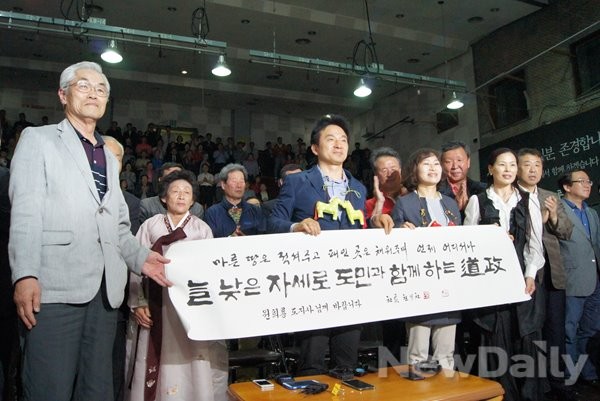 ▲ 새누리당 원희룡 제주도지사 후보가 4일 선거 개표결과 당선이 확실시 되자 선거캠프를 방문해 지지자들과 승리를 자축했다. ⓒ뉴데일리=유경표 기자