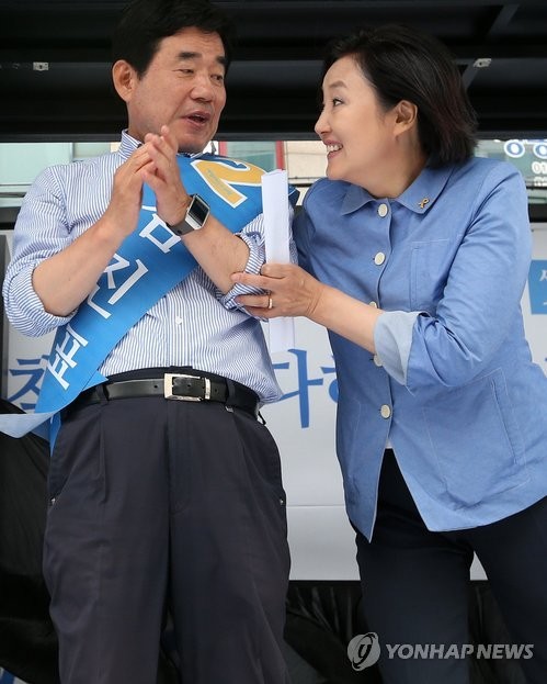 ▲ 2일 오전 경기도 의왕시 오전동에서 새정치민주연합 김진표 경기지사 후보(왼쪽)가 박영선 원내대표와 함께 의왕시민들에게 지지를 호소하고 있다. ⓒ연합뉴스