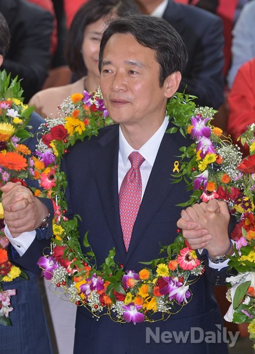 ▲ 경기도지사 선거에서 승리를 확정지은 뒤 지지자들에게 인사를 하고 있는 새누리당 남경필 후보. ⓒ이미화 기자