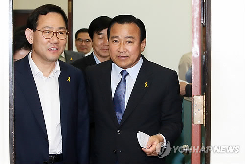 ▲ 지방선거 다음날인 5일 국회에서 열린 새누리당 비상대책위원회의에 이완구 비상대책위원장(오른쪽)과 주호영 정책위의장이 웃으며 들어서고 있다.ⓒ 연합뉴스