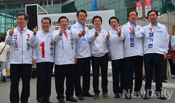 ▲ 지난 1일 원희룡 제주지사 후보(오른쪽 네번째)등 새리당 광역단체장 후보들이 지방선거를 앞두고 서울역광장에서 열린 결의대회에서 엄지손가락을 들어 보이고 있다.ⓒ뉴데일리