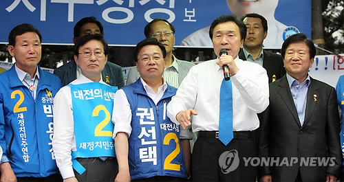 ▲ 손학규 새정치민주연합 공동선대위원장이 1일 오후 대전 서구 둔산동에서 열린 유세에서 권선택 시장 후보를 비롯한 같은 당 후보들에 대한 지지를 호소하고 있다.ⓒ연합뉴스