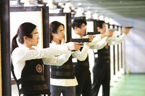 ▲ 글록 17로 사격훈련 중인 국정원 요원들. 국정원에 들어가기 전까지는 이런 모습을 선망하지만 재직하면서는 편한 자리를 찾게 된다고 한다. [사진: 국정원 안보전시관]