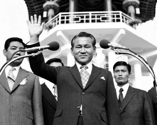 ▲ 1972년 7.4남북공동선언 직전 북한으로 가는 이후락 당시 중앙정보부장. [사진: E역사관]