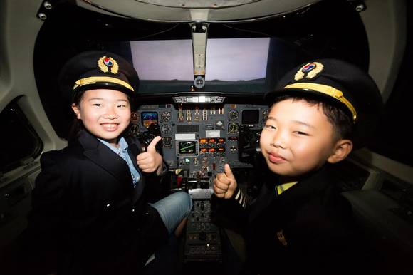 ▲ 대한항공 플라이트 아카데미’에 참가한 어린이들이 정석비행장에서 모의비행장치인 시뮬레이터를 탑승해 체험하고 있는 모습 ⓒ대한항공 제공