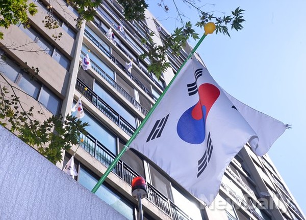 ▲ 70% 이상 세대가 태극기를 계양한 서울 대치 쌍용 1차 아파트. ⓒ이미화 기자