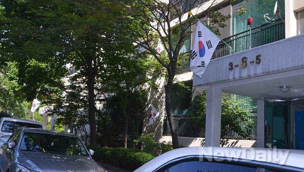 ▲ 대치 쌍용 1차 각 동 현관에는 1년 365일 내내 태극기가 게양되어 있다. ⓒ이미화 기자