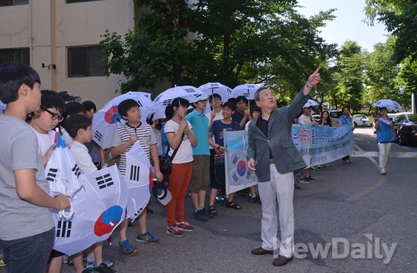 ▲ 임창순 쌍용 1차 입주자 대표가 대치 2동 초·중등학생들과 게양된 태극기를 바라보는 모습. ⓒ이미화 기자