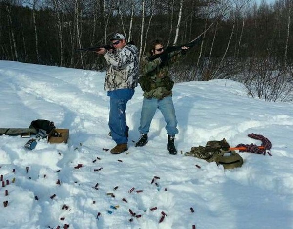 ▲ 용의자 저스틴 보우르크와 또 다른 남성의 총기 보유 인증샷.   ⓒ Justin Bourque의 페이스북