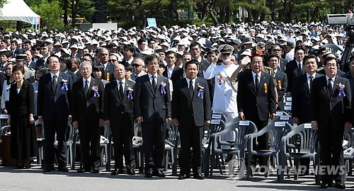 ▲ 박근혜 대통령 및 5부요인, 여야대표 등이 참석한 가운데 6일 오전 서울 동작구 동작동 국립서울현충원에서 열린 제59회 현충일 추념식에서 참석자들이 애국가를 부르는 동안 김한길, 안철수 새정치 민주연합 공동대표와 박영선 원내대표의 자리가 비어 있다. 이들은 행사장에 늦게 도착해 애국가 제창이 끝나고 순국선열에 대한 묵념이 진행되는 사이에 입장했다. ⓒ연합뉴스