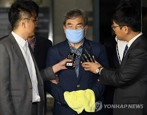 ▲ 유병언 전 세모그룹 회장의 측근으로 수십억원대 배임 혐의를 받는 송국빈 다판다 대표이사가 2ㅣ난달 2일 인천구치소로 이동하기 전 취재진의 질문에 답변하고 있다.ⓒ 사진 연합뉴스