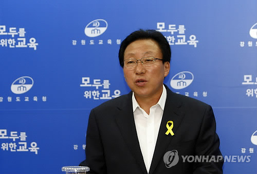 ▲ 재선에 성공한 민병희 강원교육감. 현충일 추념식에서의 의전서열 논란으로 물의를 빚고 있다.ⓒ 연합뉴스