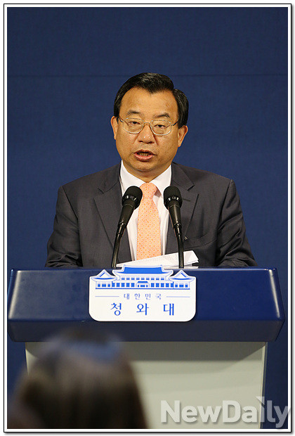 ▲ 청와대 이정현 홍보수석이 박근혜 대통령에게 사의를 표명했다. ⓒ 자료사진
