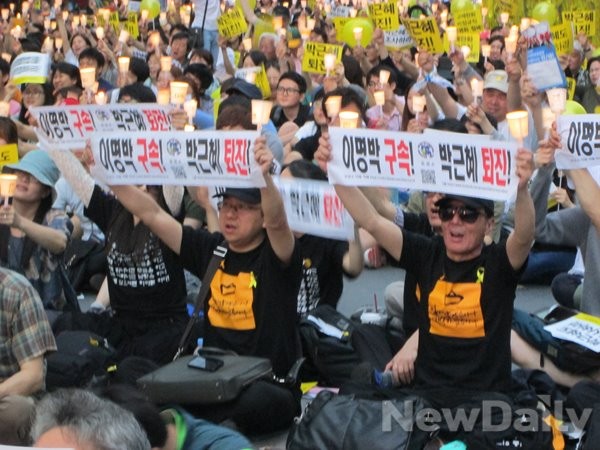 ▲ 7일 서울시 청계광장에서 열린 세월호 참사 촛불집회에서 박근혜 퇴진 구호를 외치고 있는 참석자들의 모습 ⓒ뉴데일리=유경표 기자