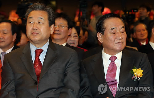 ▲ 지난 1월 이혜훈 의원 출판기념회에서 서로 다른 곳을 보며 생각에 잠겨 있는 김무성 의원(왼쪽)과 서청원 의원. ⓒ연합뉴스