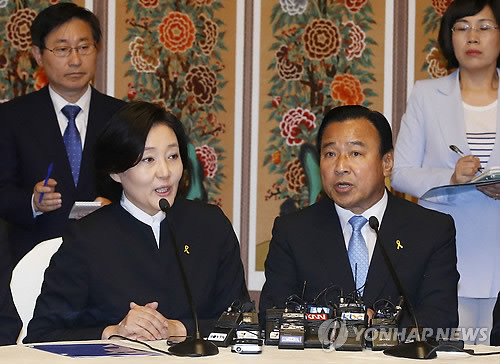 ▲ 이완구 새누리당 원내대표(오른쪽)와 박영선 새정치민주연합 원내대표가 9일 서울 여의도 국회 사랑재에서 열린 여야 원내대표 첫 주례회담에서 주요 정치 현안에 대해 대화하고 있다.ⓒ연합뉴스