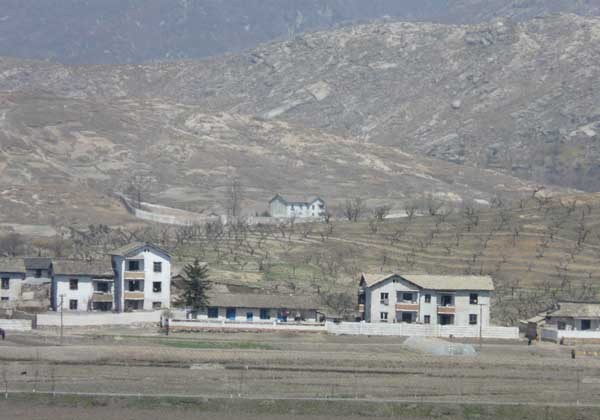 흙투성이 민둥산을 배경으로 한 평범한 북한 농촌 모습이다. [사진: 김성일 서울대 교수 제공]