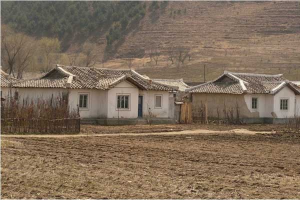 뒷배경으로 다락밭이 보이는 북한 농촌 사진. [사진: 김성일 서울대 교수 제공]