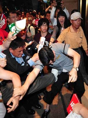 ▲ 2008년 4월 말부터 100여 일 동안 서울 도심은 '광우병'이라는 광기에 휩싸였다. 사진은 코리아나 호텔 종업원을 집단폭행하는 시위대. [자료사진]