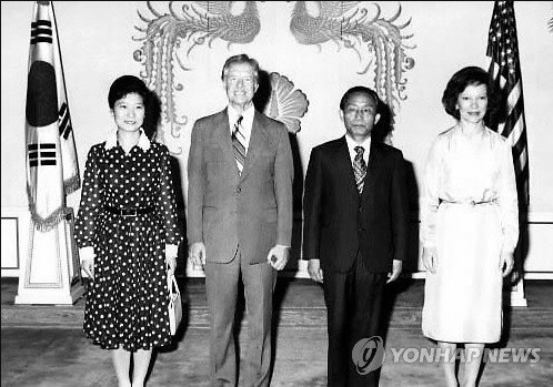 ▲ 박정희와 박근혜 부녀가 카터 미국대통령을 만나고 있다.ⓒ연합뉴스