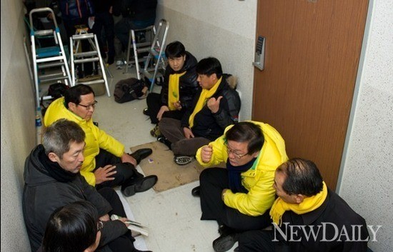▲ 2012년 12월 11일을 전후로 국정원 여직원이 사는 오피스텔 앞에 진을 치고 있던 민주당(現새민년) 의원과 당직자들. [자료사진]