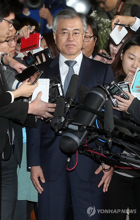 ▲ 문재인 민주당 의원이 지난해 11월 6일 오후, 2007년 남북정상회담 대화록 폐기 의혹과 관련한 검찰 조사를 받기 위해 서울중앙지검에 출석하며 기자들의 질문에 답하고 있다.ⓒ연합뉴스