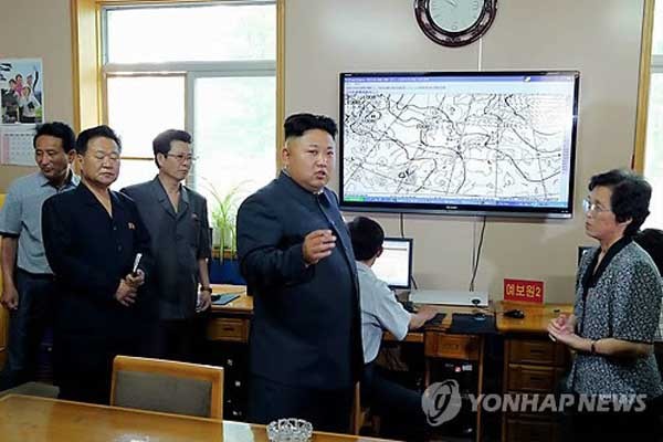 ▲ 기상수문국(기상청)을 찾은 김정은. ⓒ연합뉴스. 무단전재 및 재배포 금지.