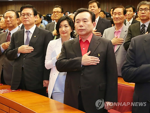 ▲ 이인제 새누리당 의원이 10일 오후 서울 여의도 국회헌정기념관 대강당에서 열린 '새누리당 대혁신 비전 선포식'에서 국민의례를 하고 있다.ⓒ연합뉴스