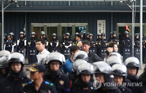 ▲ 11일 오전 경기도 안성 금수원에 진입한 검찰과 경찰들이 압수수색 중인 대형 예배당 건물 앞을 통제하고 있다.ⓒ연합뉴스