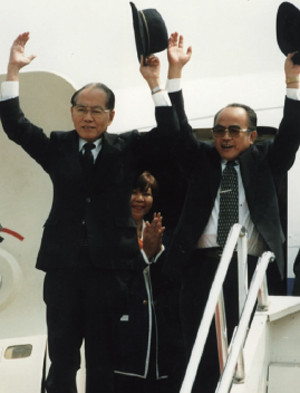 ▲ 1997년 한국으로 망명한 황장엽 前노동당 비서와 김덕홍 노동당 중앙위 자료실 부실장이 비행기 트랩에서 만세를 외치고 있다. [자료사진]