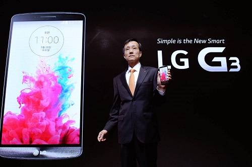 ▲ LG전자 MC사업본부 박종석 사장이 LG G3를 들고 미디어브리핑을 진행중이다.@LG전자 제공