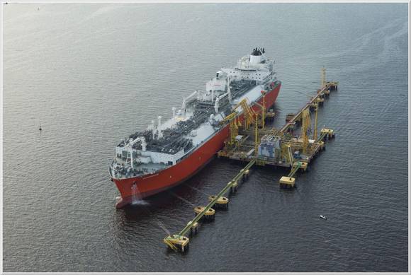 ▲ 대우조선해양이 건조하여 인도한 LNG-FSRU가 브라질 현지 해상에서 천연가스를 공급하고 있다. 사진제공=대우조선