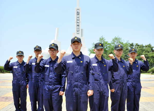 ▲ 출전을 앞두고 참수리 325호정의 서해수호자들이 해군 2함대사령부 내에 있는 제1연평해전   승전비 앞에서 선배 전우들의 투혼을 이어받아 서해 NLL을 수호할 것을 굳게 다짐하고 있다. (좌측부터 상병 박기태, 상병 박지수, 상병 류제우, 상병 박재현, 상병 최부영, 병장 오종훈, 상병 최성진).ⓒ해군