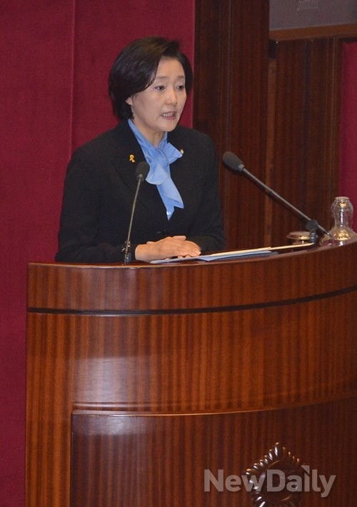 ▲ 박영선 새정치민주연합 원내대표가 12일 오전 국회 본회의에서 교섭단체 대표연설을 하고 있다. ⓒ이미화 기자