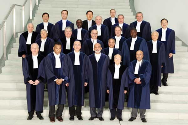▲ 백진현 재판관(맨뒷줄 왼쪽)과 다른 재판관들의 모습. [사진: 시사주간지 미래한국]
